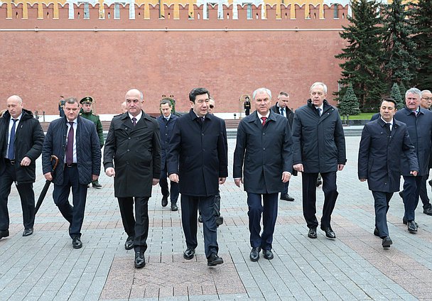 Главы делегаций стран-участниц ОДКБ возложили цветы к Могиле Неизвестного солдата