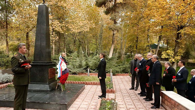 Второй день рабочего визита в Исламскую Республику Иран. Церемония возложения Сергем Нарышкиным венка к памятнику "Могила неизвестного солдата".