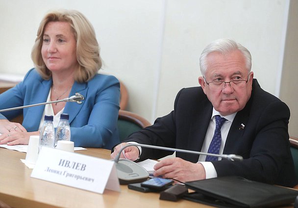 Заместитель Председателя Комитета по контролю Алла Полякова и член Комитета Леонид Ивлев