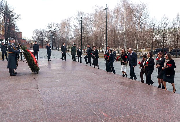 Председатель Жогорку Кенеша Киргизской Республики Марлен Маматалиев и члены делегации возложили цветы к Могиле Неизвестного солдата