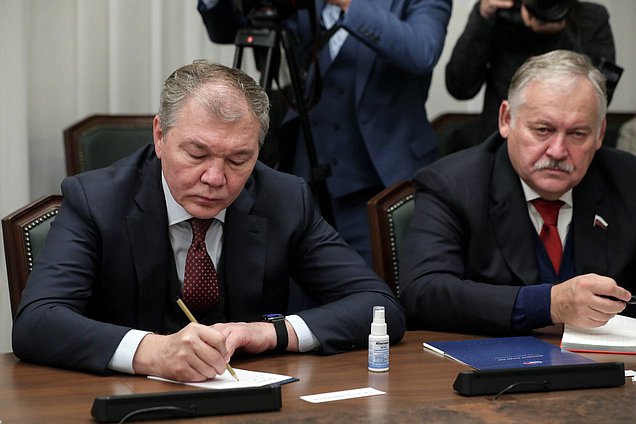 Председатель Комитета по делам СНГ, евразийской интеграции и связям с соотечественниками Леонид Калашников и Первый заместитель Председателя Комитета Константин Затулин