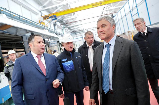 Председатель Государственной Думы Вячеслав Володин, губернатор Тверской области Игорь Руденя и президент ООО «ПК Транспортные системы» Феликс Винокур