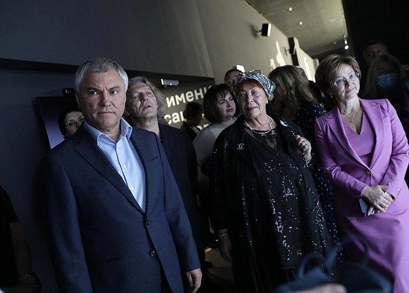 Председатель Государственной Думы Вячеслав Володин, вдова режиссера Станислава Говорухина Галина Говорухина и заместитель Министра культуры Ольга Ярилова