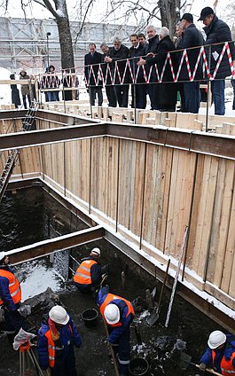  Председатель Государственной Думы Нарышкин
Сергей Евгеньевич
  посетил строительную площадку будущего парка «Зарядье», где параллельно со строительно-монтажными работами проводятся комплексные археологические раскопки. 
