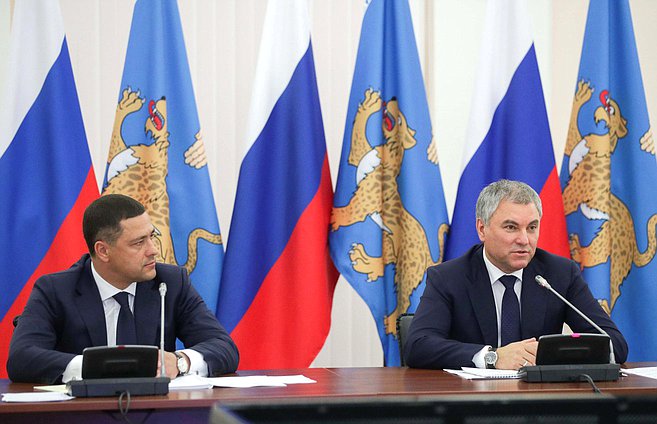 Председатель Государственной Думы Вячеслав Володин и губернатор Псковской области Михаил Ведерников