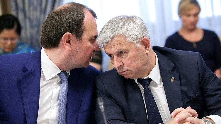 Члены Комитета по аграрным вопросам Олег Лебедев и Виктор Кидяев