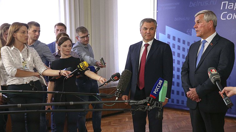 Председатель Государственной Думы Вячеслав Володин и Председатель Палаты представителей Национального собрания Республики Беларусь Владимир Андрейченко