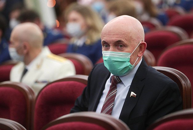 Первый заместитель Председателя Комитета по государственному строительству и законодательству Юрий Синельщиков