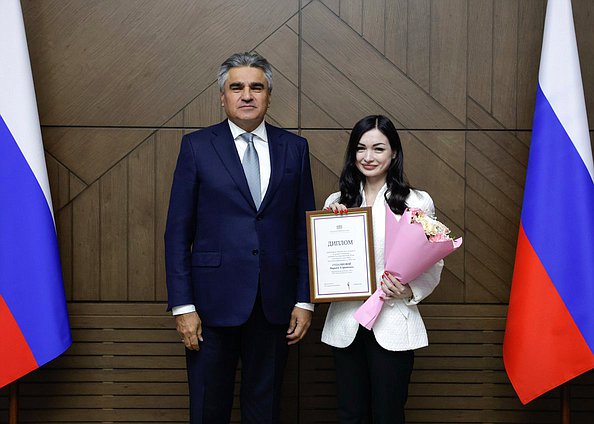 Руководитель фракции «Новые люди» Алексей Нечаев и шеф-редактор редакции сайта АНО «Парламентская газета» Марьям Гулалиева