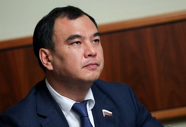 Первый заместитель Председателя Комитета по вопросам собственности, земельным и имущественным отношениям Сергей Тен