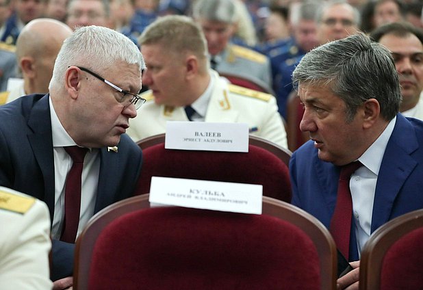 Председатель Комитета по безопасности и противодействию коррупции Василий Пискарев и заместитель Председателя Комитета Ризван Курбанов