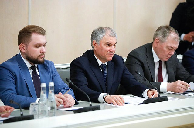 Председатель Государственной Думы Вячеслав Володин, заместитель Председателя Государственной Думы Борис Чернышов и Председатель Комитета по делам СНГ, евразийской интеграции и связям с соотечественниками Леонид Калашников