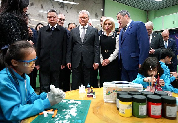 Chairman of the State Duma Vyacheslav Volodin and members of the State Duma delegation visited the Shijia School in Beijing