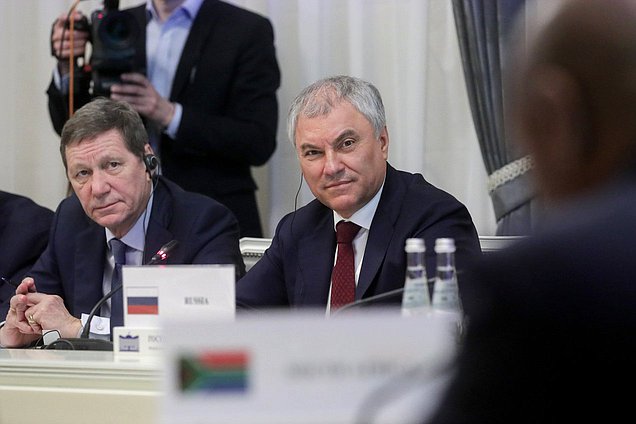 Primer Jefe Adjunto de la Duma Estatal Alexander Zhukov y Jefe de la Duma Estatal Vyacheslav Volodin