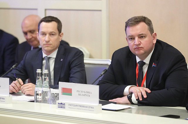الأمين التنفيذي لمنظمة معاهدة الأمن الجماعي سيرجي بوسبيلوف (من اليسار)
