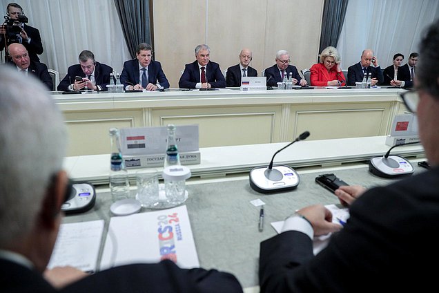 Reunión del Jefe de la Duma Estatal, Vyacheslav Volodin, con los presidentes de las comisiones de asuntos internacionales de los parlamentos de los países BRICS