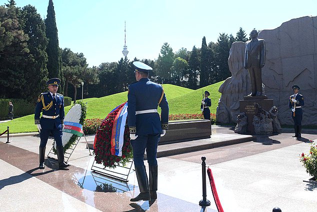 Церемония возложения венка к могиле Общенационального лидера Гейдара Алиевича Алиева