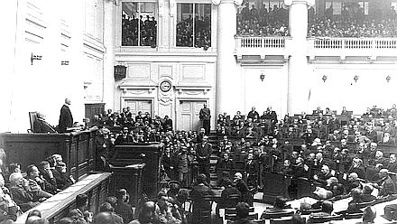 Un grupo de diputados de la Cuarta Duma Estatal en la sala de conferencias del Palacio de Táuride. La fotografía se almacena en el Archivo Estatal Central de Documentos Fílmicos y Fotográficos de San Petersburgo