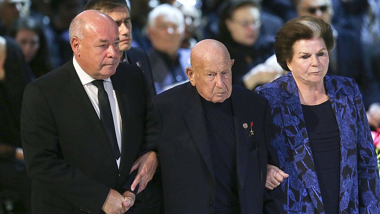 Специальный представитель Президента РФ по международному культурному сотрудничеству Михаил Швыдкой, дважды Герой СССР Алексей Леонов и заместитель Председателя Комитета по федеративному устройству и вопросам местного самоуправления Валентина Терешкова