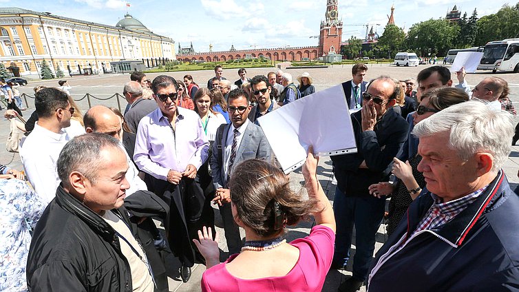 Участники Международного форума «Развитие парламентаризма» посетили Московский Кремль