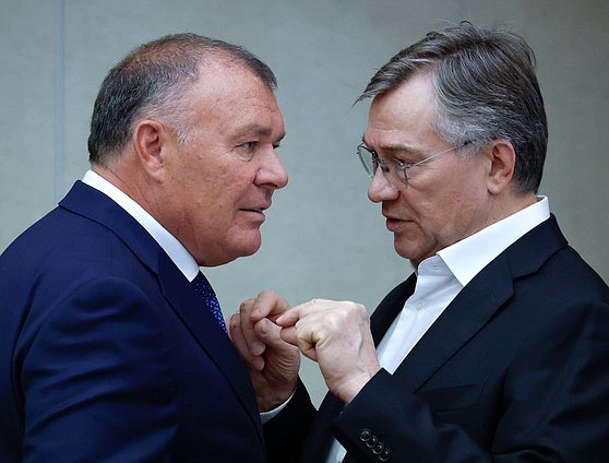 Первый заместитель Председателя Комитета по бюджету и налогам Александр Ремезков и член Комитета по безопасности и противодействию коррупции Александр Терентьев