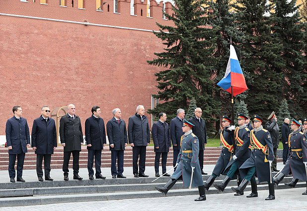 Главы делегаций стран-участниц ОДКБ возложили цветы к Могиле Неизвестного солдата