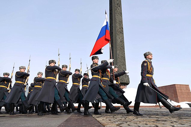 Возложение венка к Вечному огню в парке Победы на Поклонной горе в День защитника Отечества