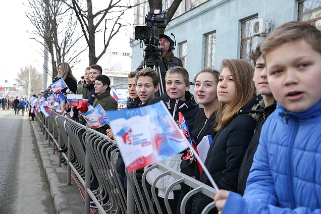Делегация Государтвенной Думы приняла участие в церемонии возложения цветов к памятнику «Народное ополчение всех времен» и праздничном шествии в Симферополе