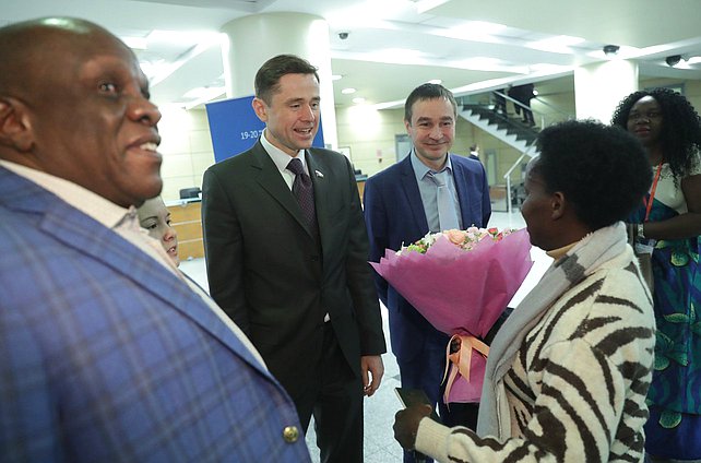 Deputy Chairman of the Committee on Construction and Housing Alexander Aksenenko and members of the delegation of the Republic of Uganda