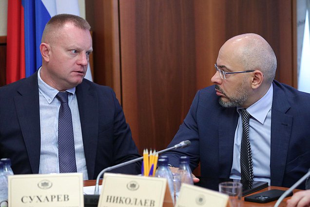 Первый заместитель Председателя Комитета по вопросам собственности, земельным и имущественным отношениям Иван Сухарев и заместитель Председателя Комитета Николай Николаев