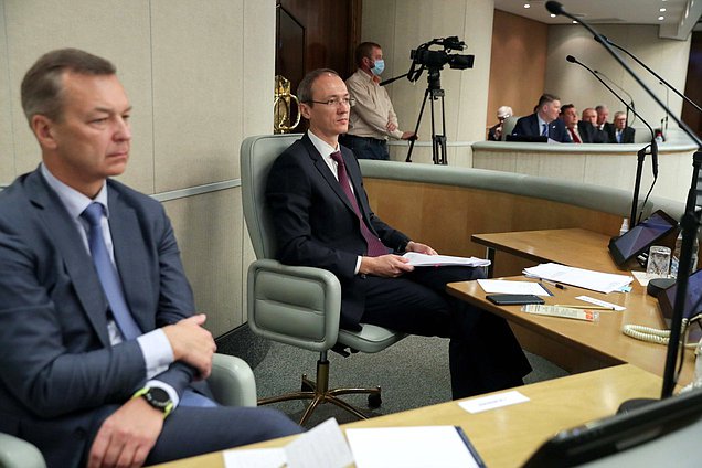 Первый заместитель Председателя Совета Федерации Андрей Яцкин и заместитель Председателя Правительства РФ – Руководитель Аппарата Правительства РФ Дмитрий Григоренко