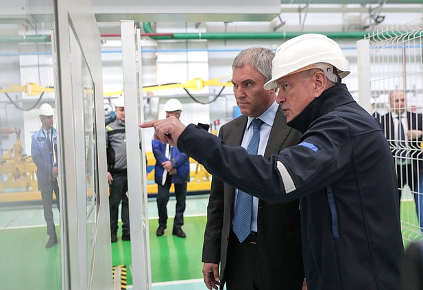 Председатель Государственной Думы Вячеслав Володин и президент ООО «ПК Транспортные системы» Феликс Винокур