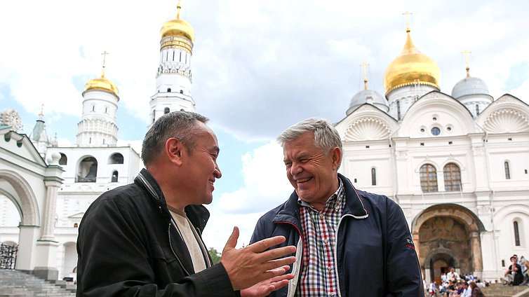 Участники Международного форума «Развитие парламентаризма» посетили Московский Кремль