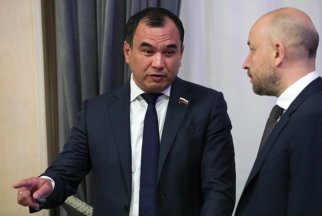 Первый заместитель Председателя Комитета по вопросам собственности, земельным и имущественным отношениям Сергей Тен