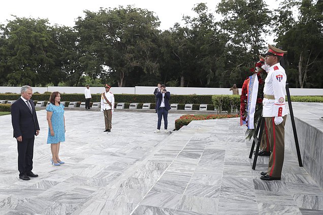 Chairman of the State Duma Vyacheslav Volodin and Vice-President of the National Assembly of People’s Power of the Republic of Cuba Ana María Mari Machado laid a wreath at  the Memorial to the Soviet Internationalist Soldier