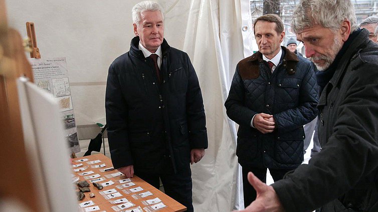  Председатель Государственной Думы Нарышкин
Сергей Евгеньевич
  посетил строительную площадку будущего парка «Зарядье», где параллельно со строительно-монтажными работами проводятся комплексные археологические раскопки. 
