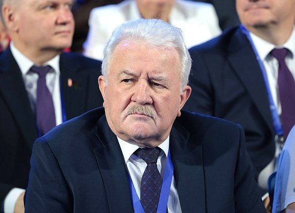 Председатель Комитета по транспорту и развитию транспортной инфраструктуры Евгений Москвичев. Пленарное заседание Международного форума «Великое наследие — общее будущее»