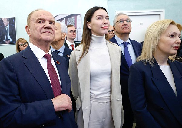 Руководитель фракции КПРФ Геннадий Зюганов, Первый заместитель Председателя Комитета по просвещению Алена Аршинова и член Комитета по развитию гражданского общества, вопросам общественных и религиозных объединений Ольга Тимофеева