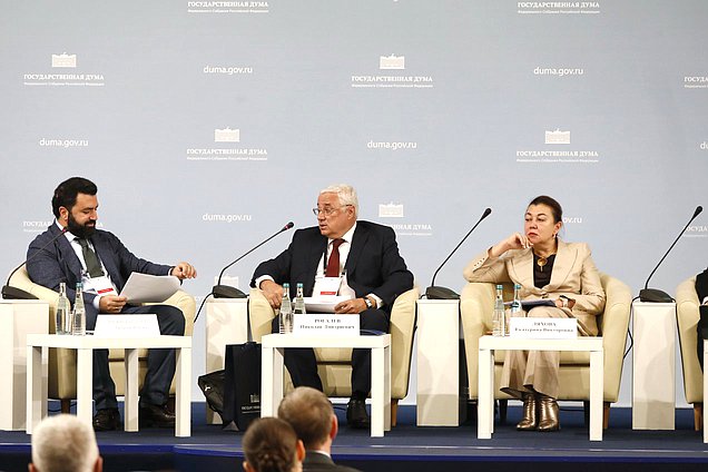 Директор по энергетическому бизнесу компании "Русал" Джордж Рижинашвили, ректор Национального исследовательского университета "МЭИ" Николай Рогалев и директор по развитию бизнеса государственной корпорации "Росатом" Екатерина Ляхова Сессия "Производство и инвестиции"