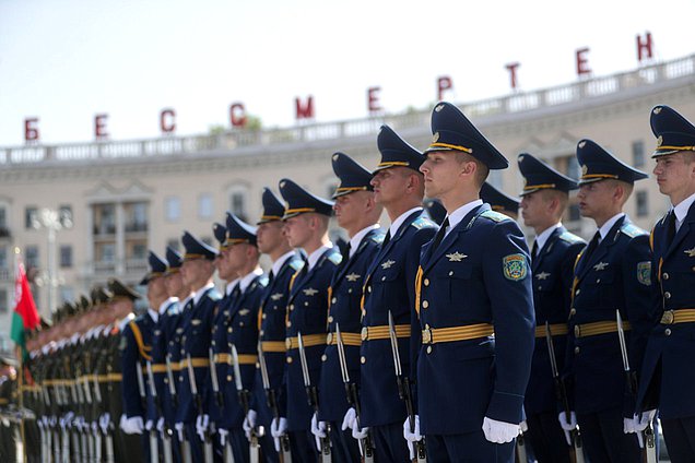 Церемония возложения венка и цветов к Монументу Победы в Минске