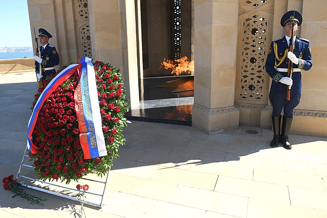 Церемония возложения венка к вечному огню на Аллее павших героев