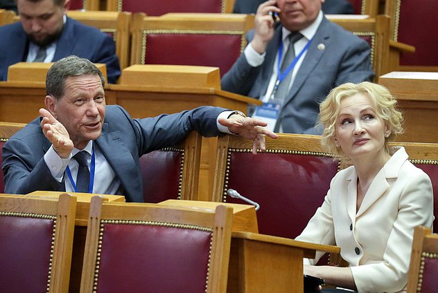 Первый заместитель Председателя Государственной Думы Александр Жуков и заместитель Председателя Государственной Думы Ирина Яровая