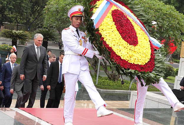 Chairman of the State Duma Vyacheslav Volodin took part in the wreath-laying ceremony at the Monument to Fallen Heroes in Hanoi