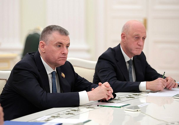 Первый заместитель Председателя партии "Справедливая Россия" Александр Бабаков и Председатель ЛДПР Леонид Слуцкий