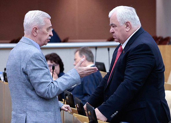 Член Комитета по охране здоровья Николай Осадчий и Первый заместитель Председателя Комитета по делам СНГ, евразийской интеграции и связям с соотечественниками Казбек Тайсаев