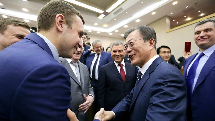 Президент Республики Корея Мун Чжэ Ин и член Комитета по физической культуре, спорту, туризму и делам молодежи Василий Власов