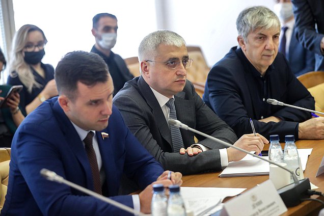 Председатель Комитета по малому и среднему предпринимательству Александр Демин, заместитель Председателя Комитета Зураб Макиев и член Комитета Хизри Абакаров