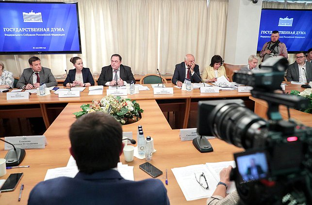 Круглый стол Комитета по делам национальностей на тему «Сохранение, изучение и развитие языков народов РФ: основа единства и многообразия»