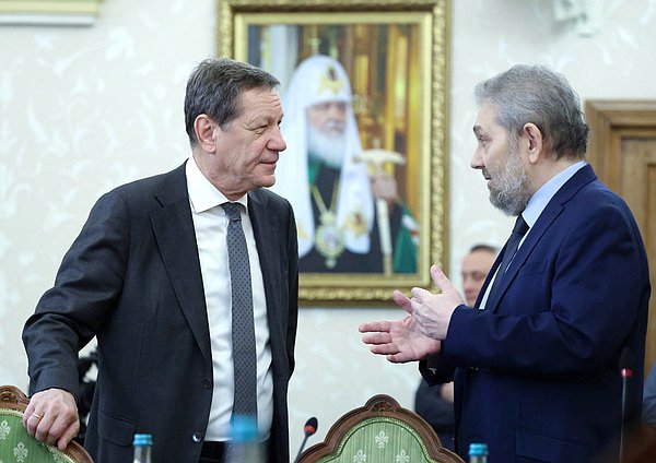 Первый заместитель Председателя Государственной Думы Александр Жуков (слева)