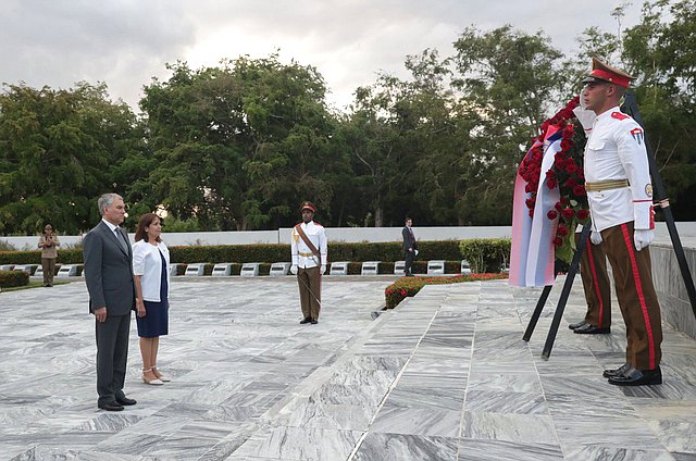 Chairman of the State Duma Vyacheslav Volodin laid a wreath at the Memorial to the Soviet Internationalist Soldier